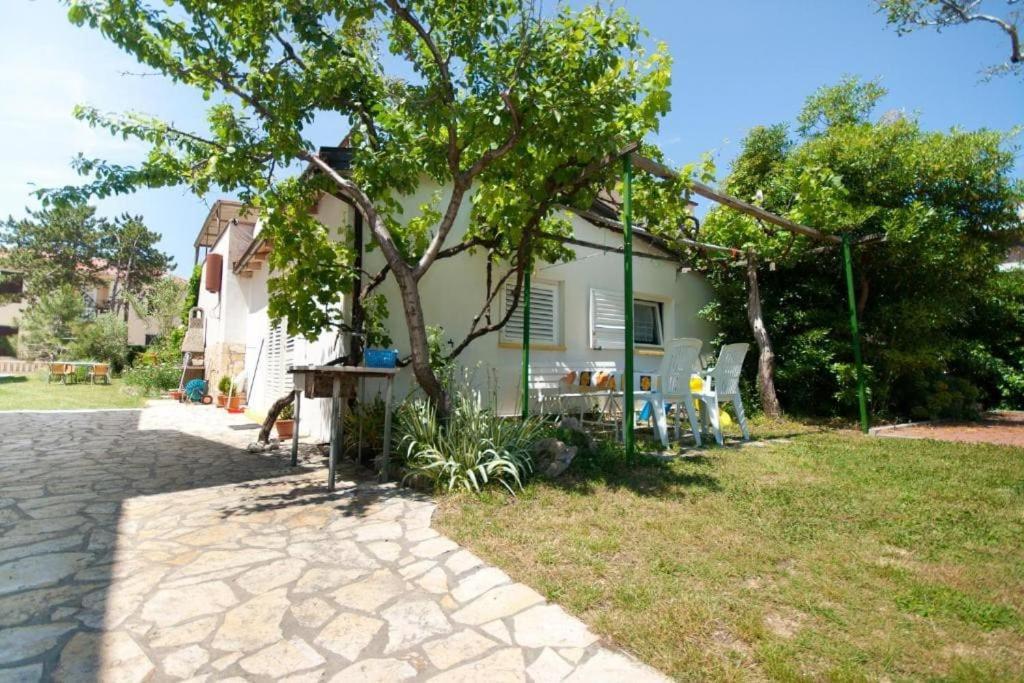 Sunny Grandma'S Garden Apartment Baska  Exterior photo