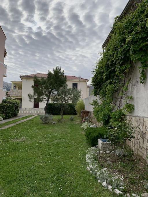 Sunny Grandma'S Garden Apartment Baska  Exterior photo